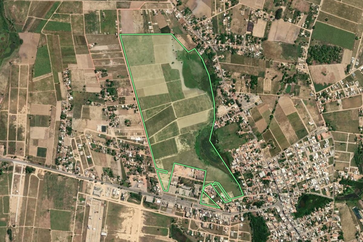 Imagem de satélite do imóvel rural em São Francisco de Itabapoana (RJ), com o contorno declarado no CAR desenhado por cima.