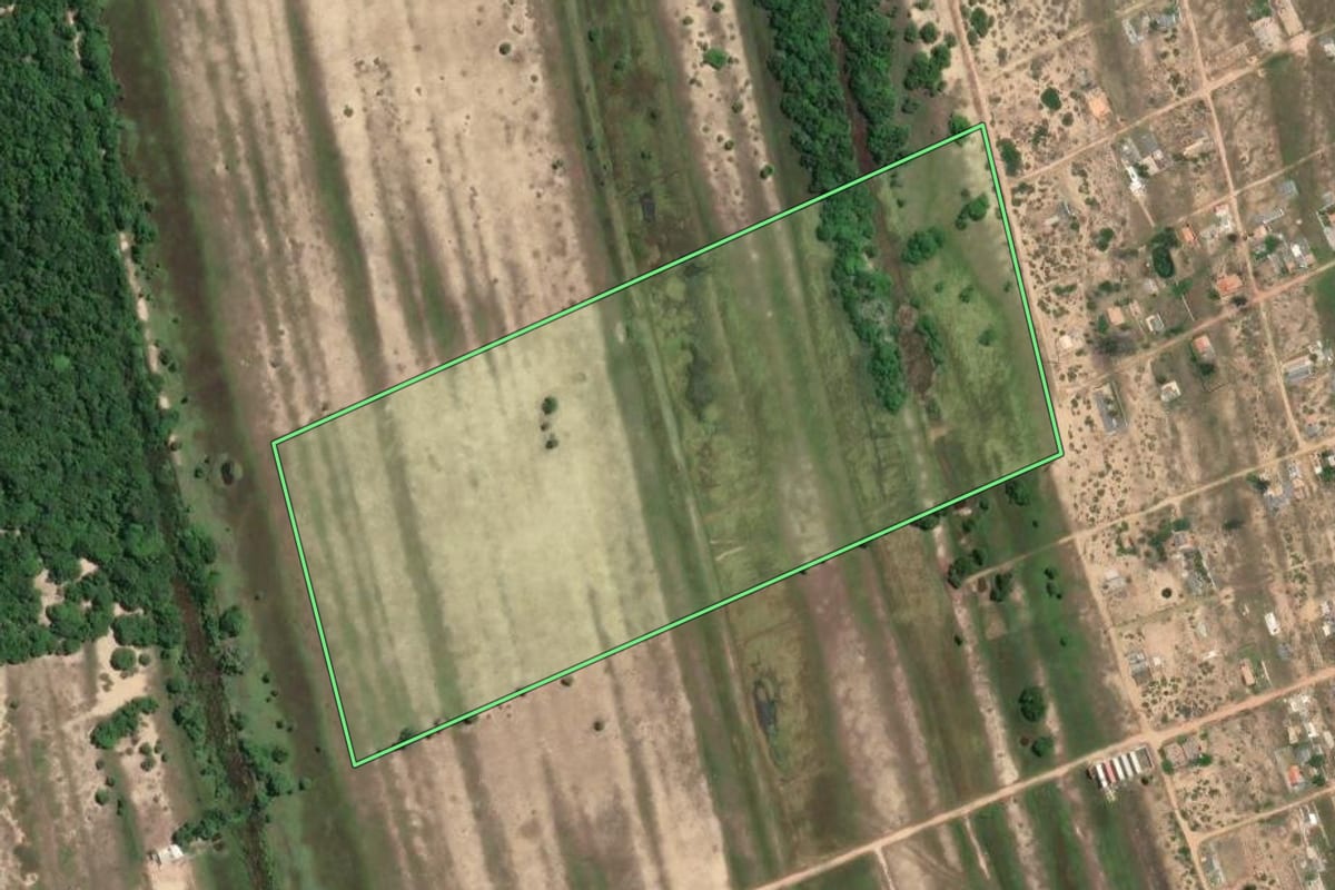 Imagem de satélite do imóvel rural em São Francisco de Itabapoana (RJ), com o contorno declarado no CAR desenhado por cima.