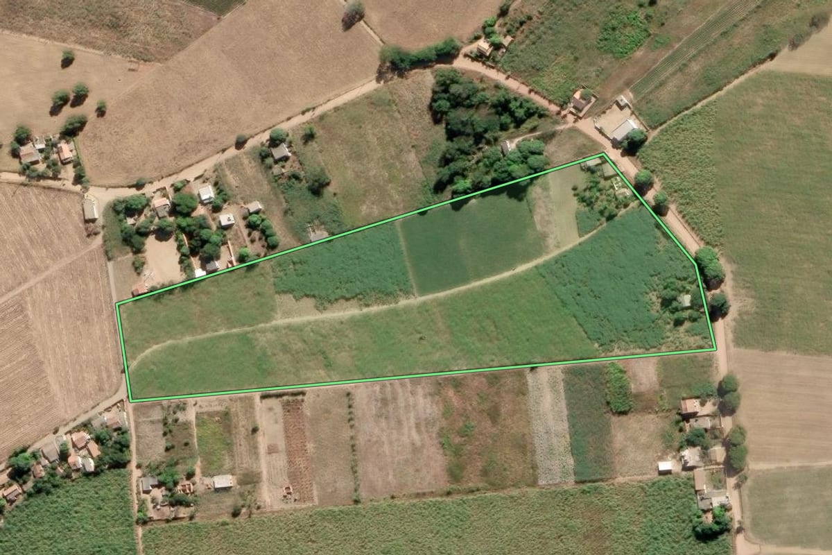 Imagem de satélite do imóvel rural em São Francisco de Itabapoana (RJ), com o contorno declarado no CAR desenhado por cima.