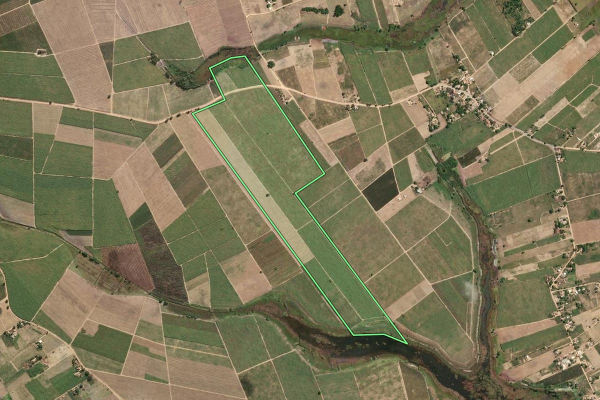 Imagem de satélite do imóvel rural em São Francisco de Itabapoana (RJ), com o contorno declarado no CAR desenhado por cima.
