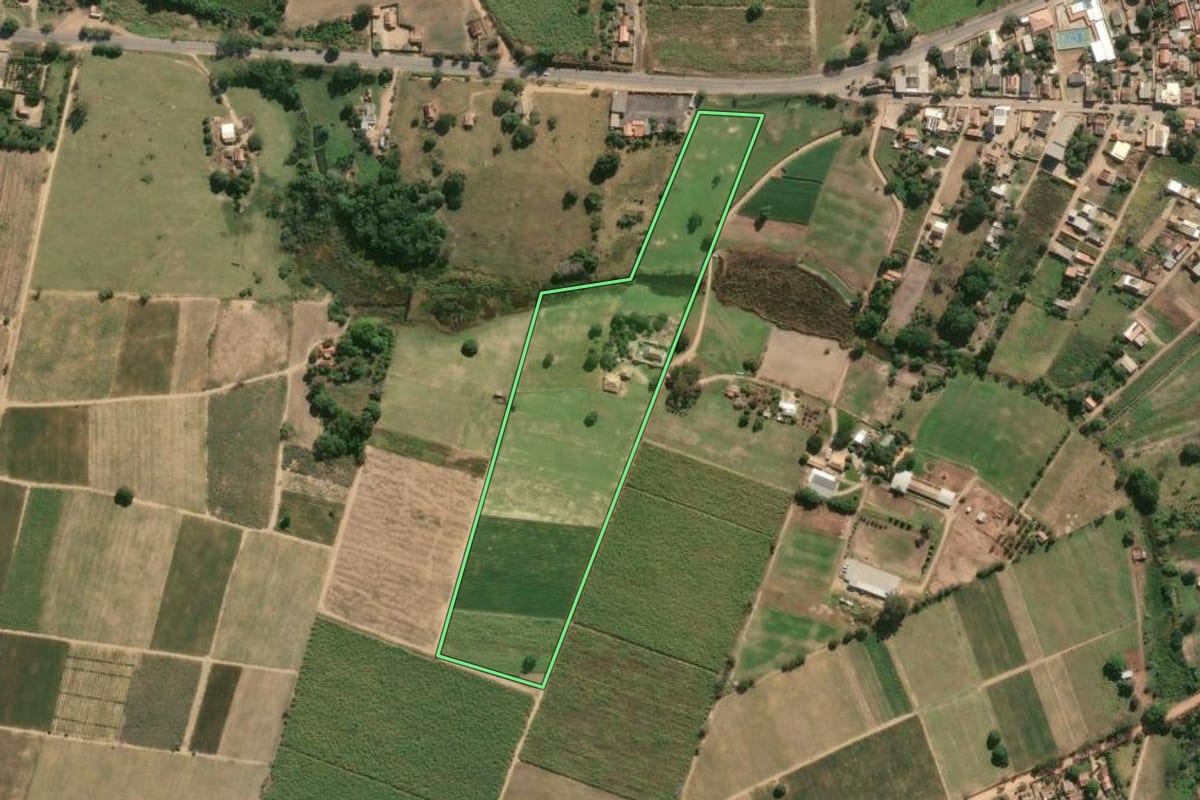 Imagem de satélite do imóvel rural em São Francisco de Itabapoana (RJ), com o contorno declarado no CAR desenhado por cima.