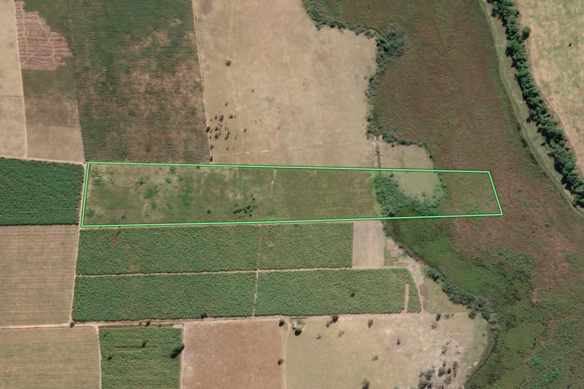 Imagem de satélite do imóvel rural em São Francisco de Itabapoana (RJ), com o contorno declarado no CAR desenhado por cima.
