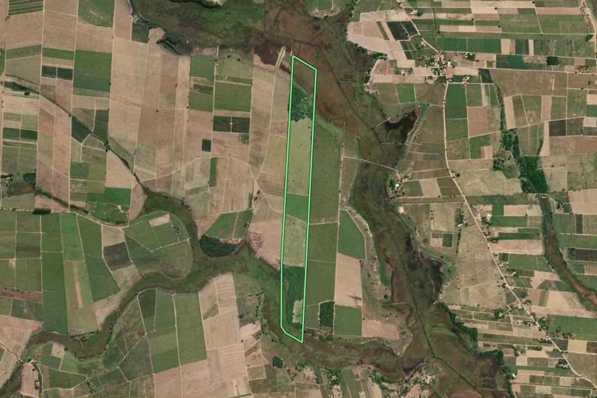 Imagem de satélite do imóvel rural em São Francisco de Itabapoana (RJ), com o contorno declarado no CAR desenhado por cima.