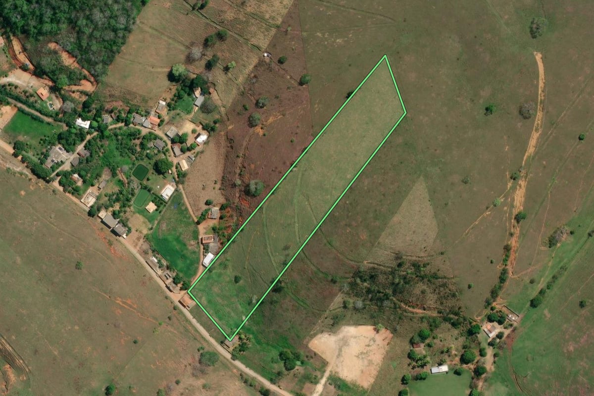 Imagem de satélite do imóvel rural em São Fidélis (RJ), com o contorno declarado no CAR desenhado por cima.