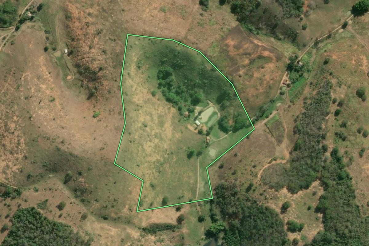Imagem de satélite do imóvel rural em São Fidélis (RJ), com o contorno declarado no CAR desenhado por cima.