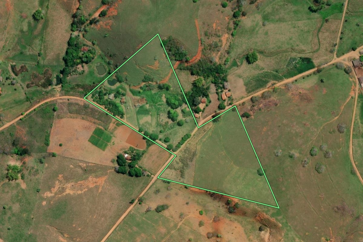 Imagem de satélite do imóvel rural em São Fidélis (RJ), com o contorno declarado no CAR desenhado por cima.