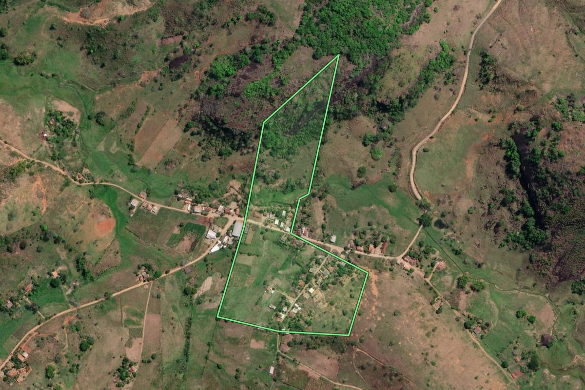 Imagem de satélite do imóvel rural em São Fidélis (RJ), com o contorno declarado no CAR desenhado por cima.