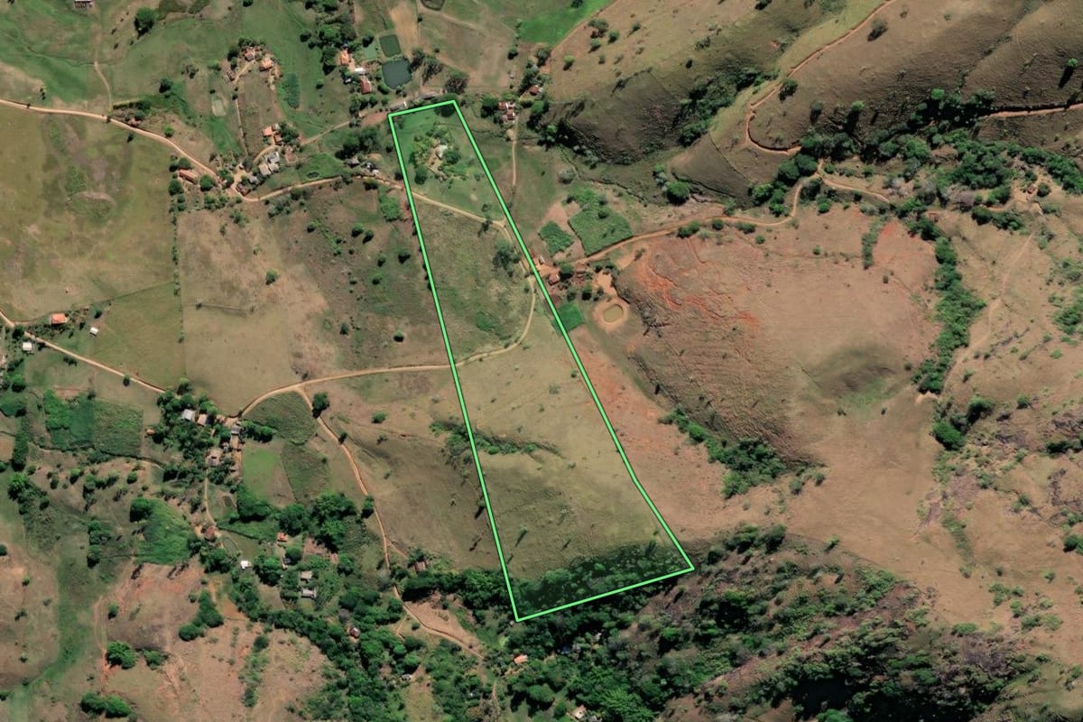 Imagem de satélite do imóvel rural em São Fidélis (RJ), com o contorno declarado no CAR desenhado por cima.
