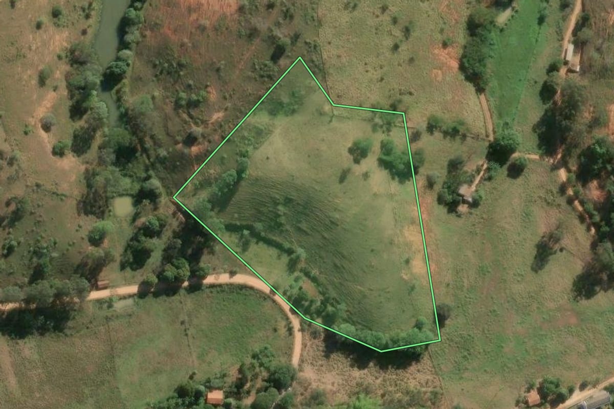 Imagem de satélite do imóvel rural em São Fidélis (RJ), com o contorno declarado no CAR desenhado por cima.