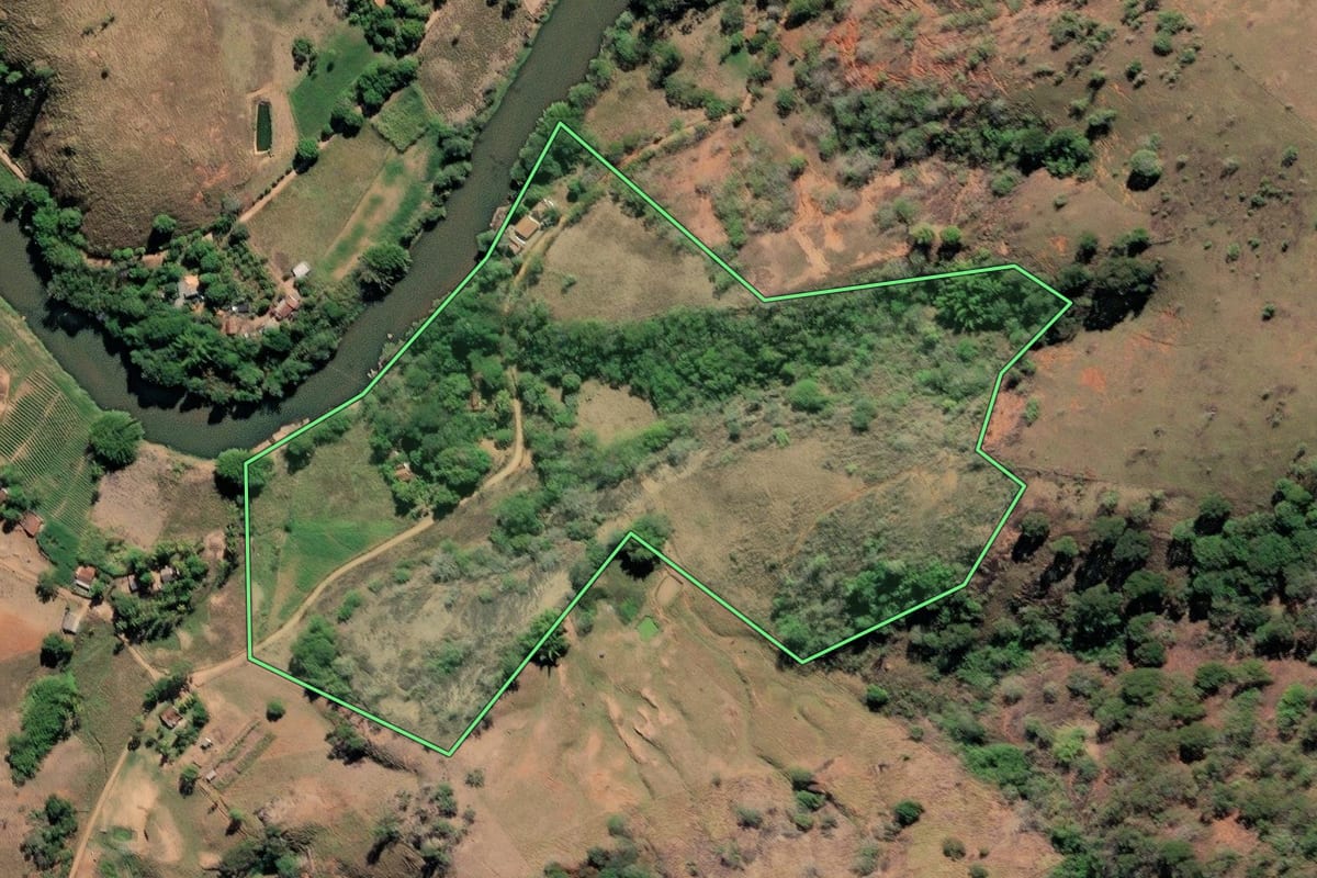 Imagem de satélite do imóvel rural em São Fidélis (RJ), com o contorno declarado no CAR desenhado por cima.