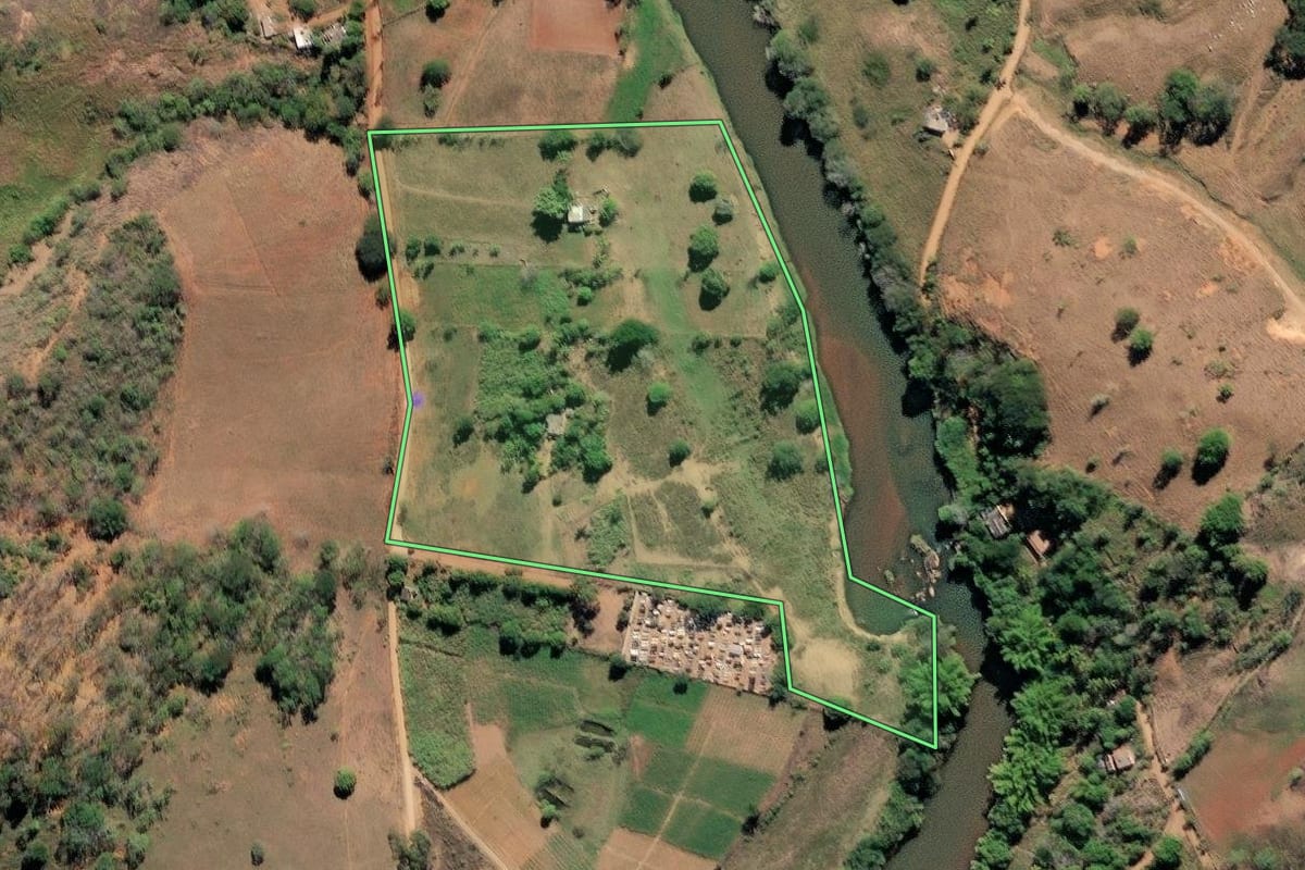 Imagem de satélite do imóvel rural em São Fidélis (RJ), com o contorno declarado no CAR desenhado por cima.