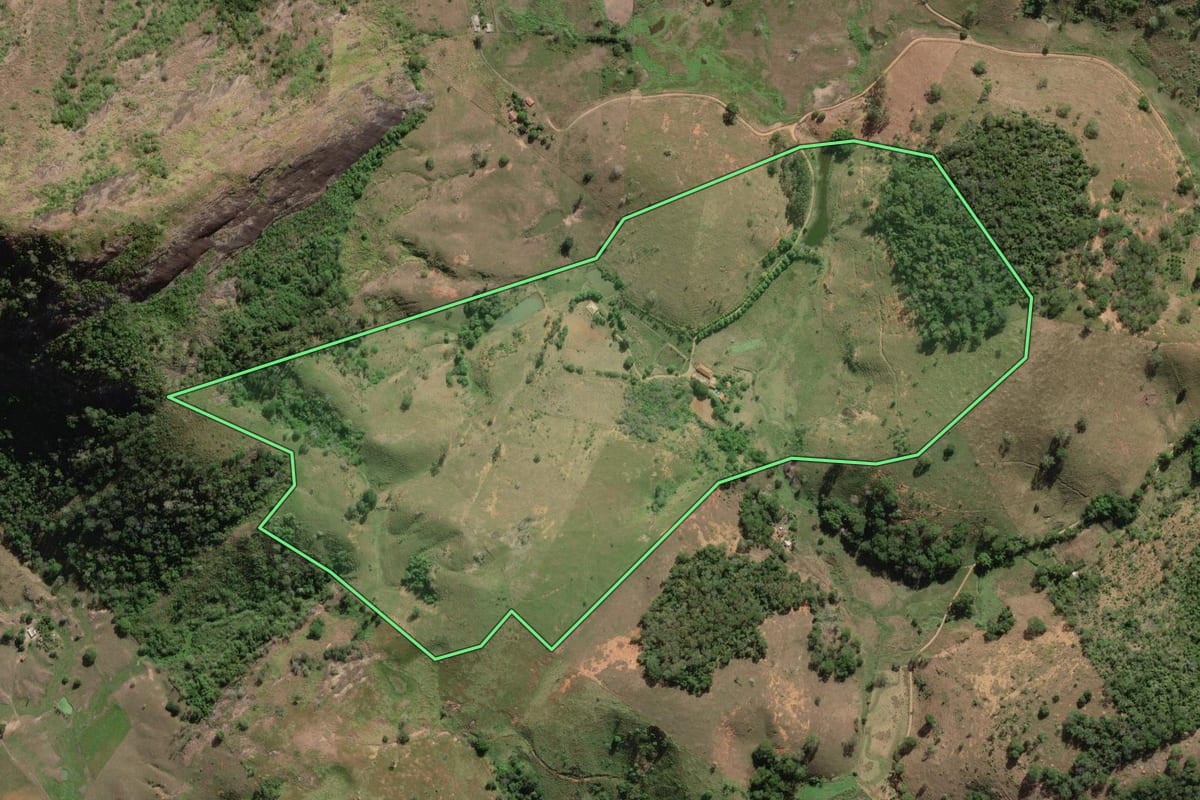 Imagem de satélite do imóvel rural em São Fidélis (RJ), com o contorno declarado no CAR desenhado por cima.