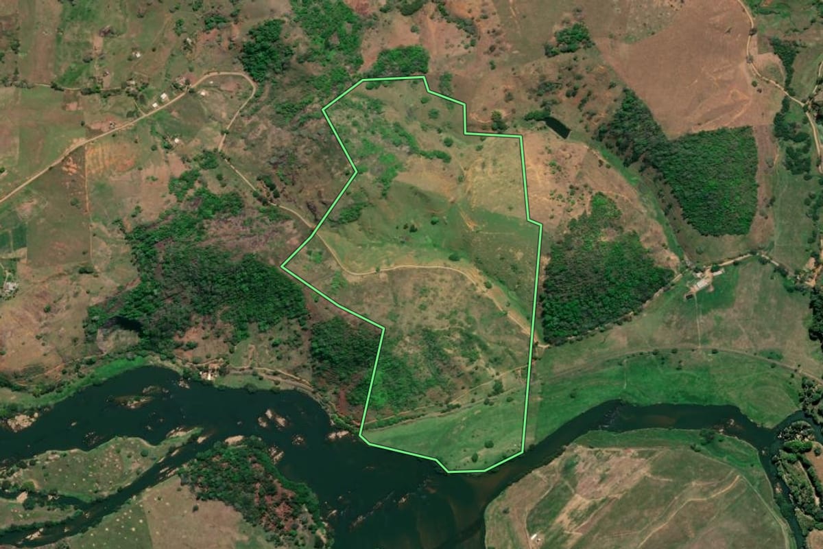 Imagem de satélite do imóvel rural em São Fidélis (RJ), com o contorno declarado no CAR desenhado por cima.