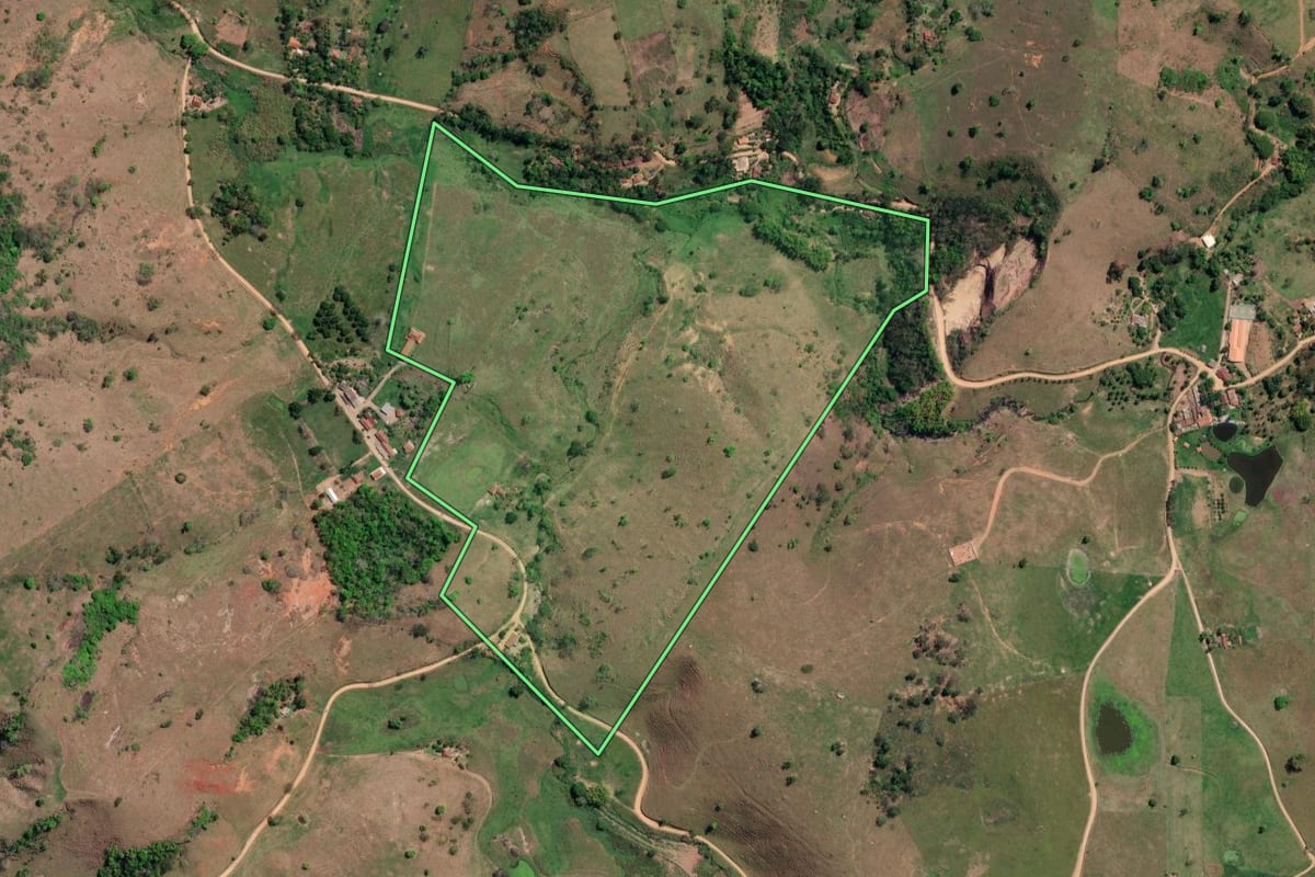 Imagem de satélite do imóvel rural em São Fidélis (RJ), com o contorno declarado no CAR desenhado por cima.