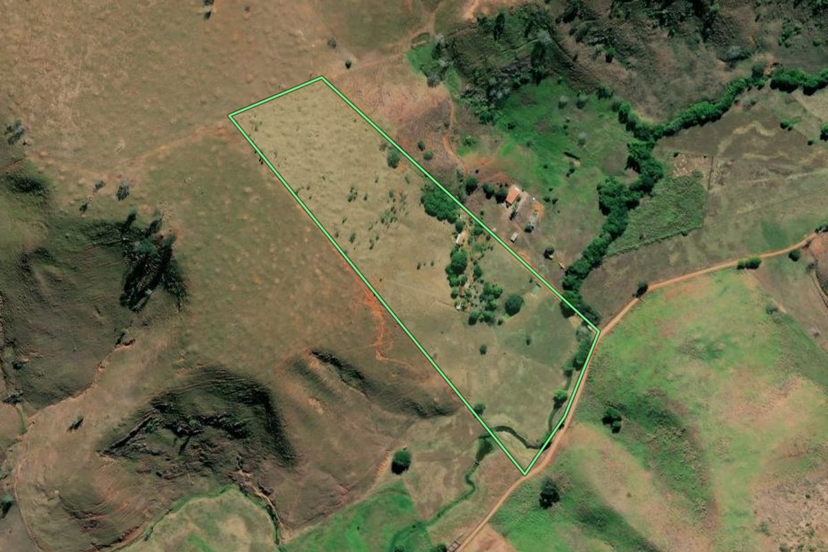 Imagem de satélite do imóvel rural em São Fidélis (RJ), com o contorno declarado no CAR desenhado por cima.