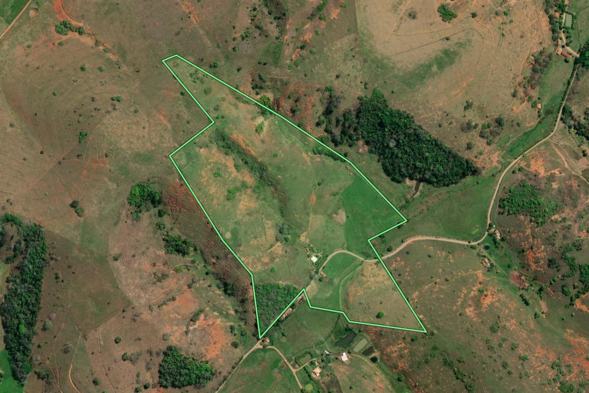 Imagem de satélite do imóvel rural em São Fidélis (RJ), com o contorno declarado no CAR desenhado por cima.