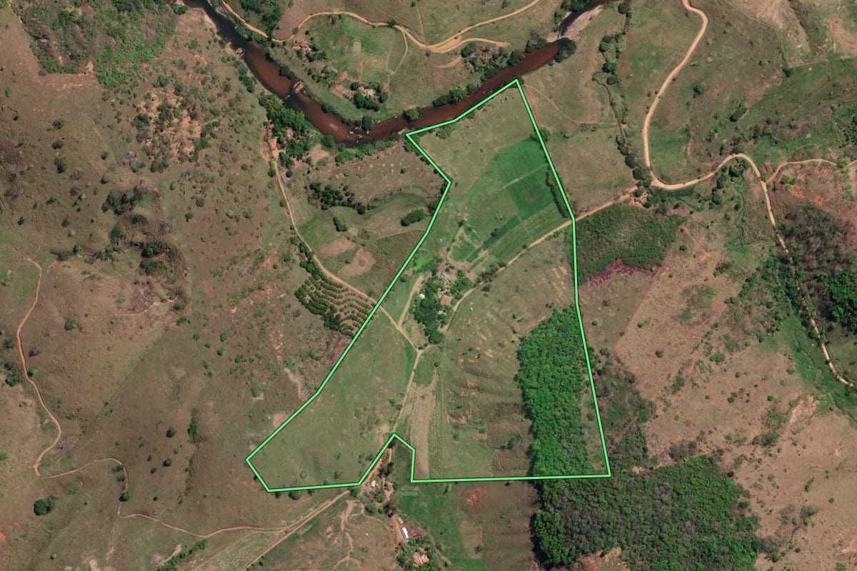 Imagem de satélite do imóvel rural em São Fidélis (RJ), com o contorno declarado no CAR desenhado por cima.