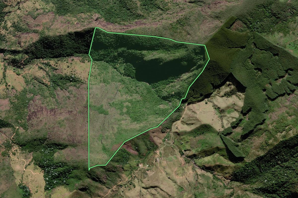 Imagem de satélite do imóvel rural em São Fidélis (RJ), com o contorno declarado no CAR desenhado por cima.