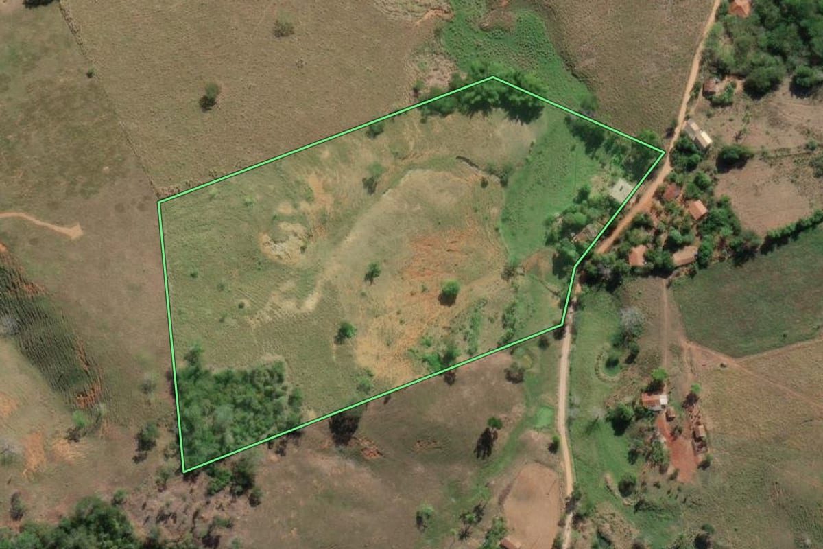 Imagem de satélite do imóvel rural em São Fidélis (RJ), com o contorno declarado no CAR desenhado por cima.
