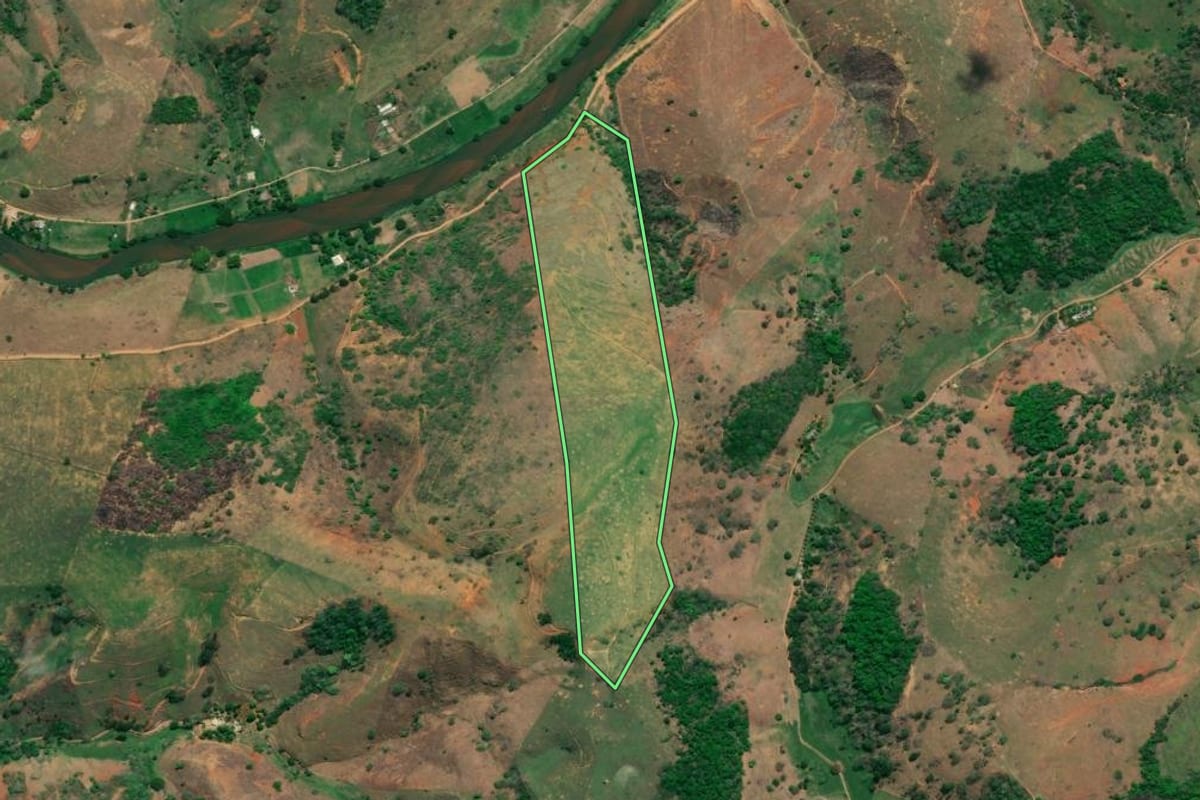 Imagem de satélite do imóvel rural em São Fidélis (RJ), com o contorno declarado no CAR desenhado por cima.