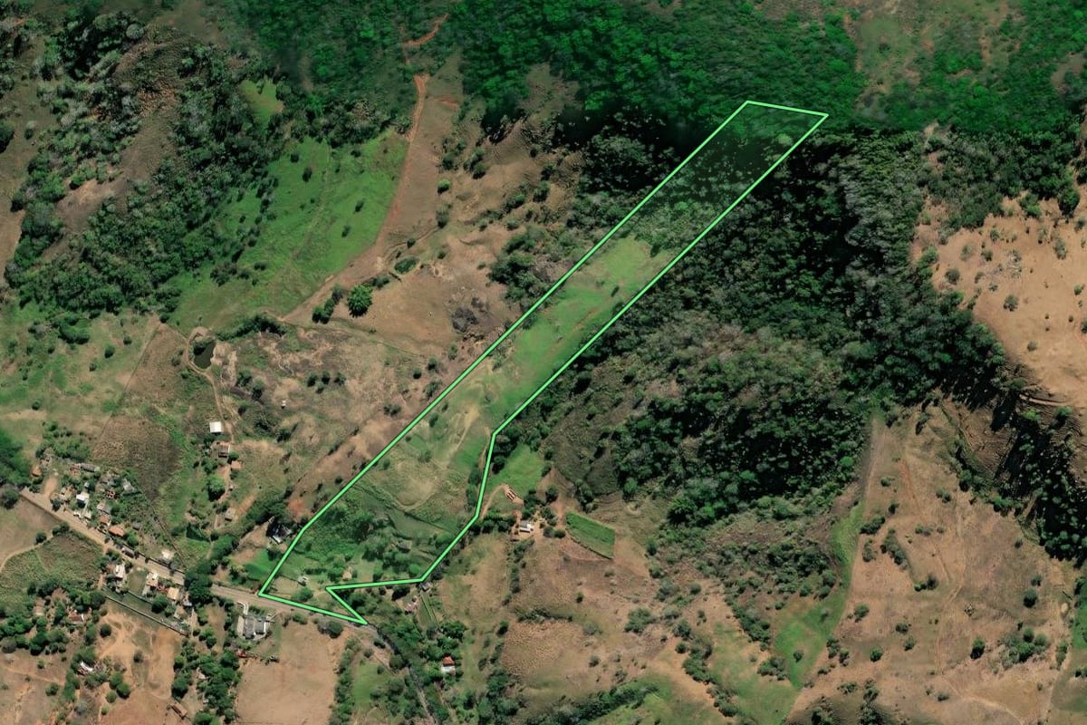 Imagem de satélite do imóvel rural em São Fidélis (RJ), com o contorno declarado no CAR desenhado por cima.