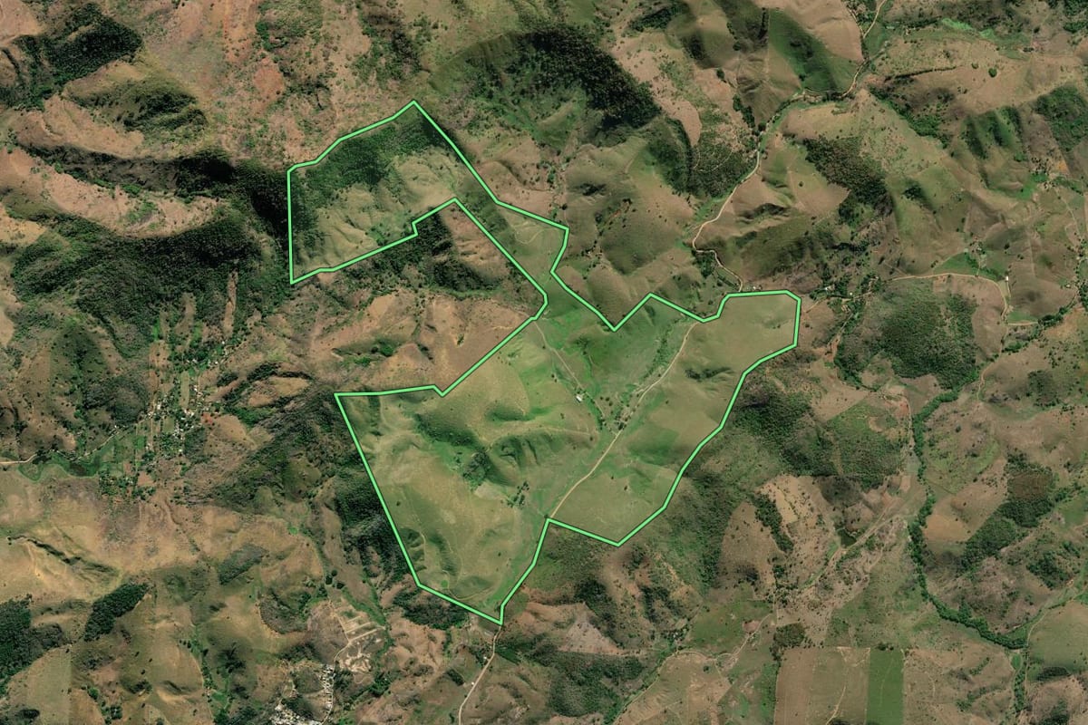 Imagem de satélite do imóvel rural em São Fidélis (RJ), com o contorno declarado no CAR desenhado por cima.