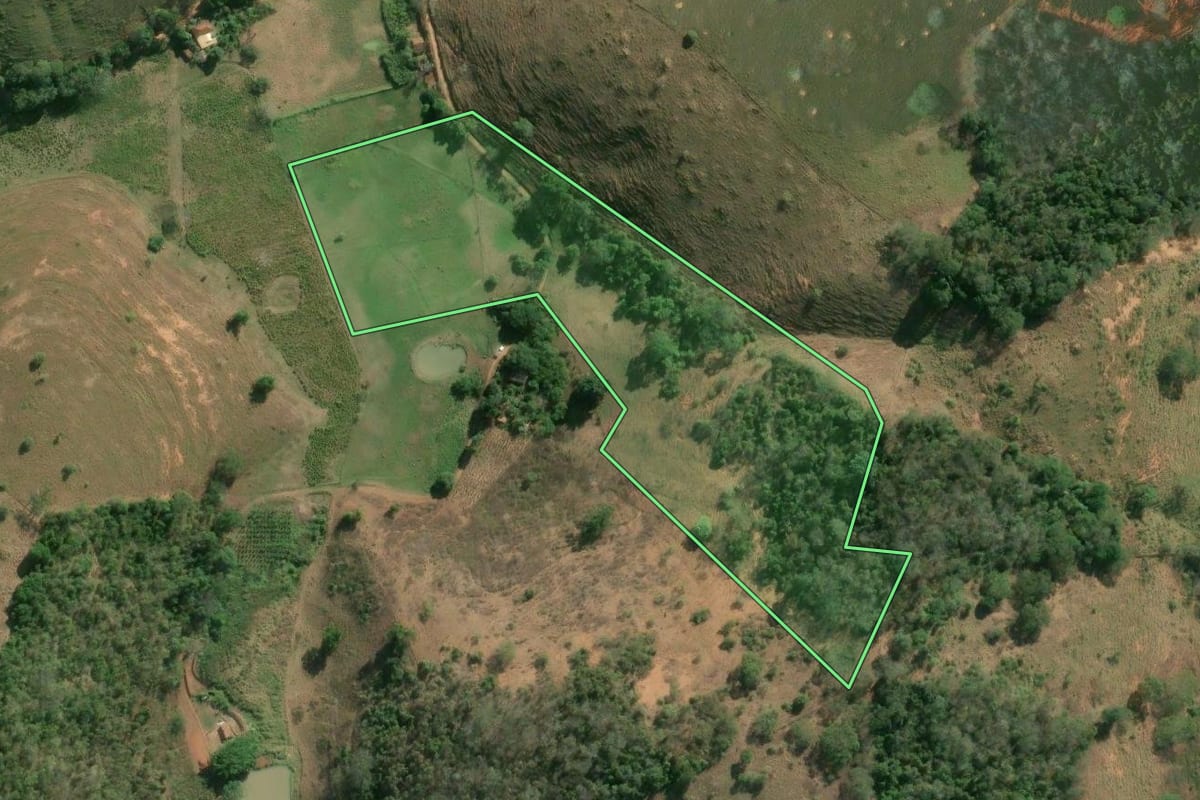 Imagem de satélite do imóvel rural em São Fidélis (RJ), com o contorno declarado no CAR desenhado por cima.