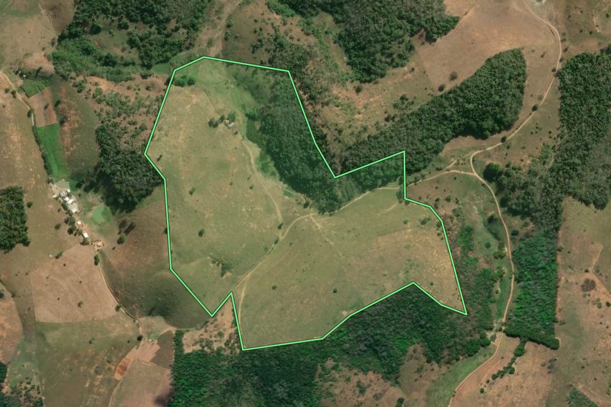 Imagem de satélite do imóvel rural em São Fidélis (RJ), com o contorno declarado no CAR desenhado por cima.
