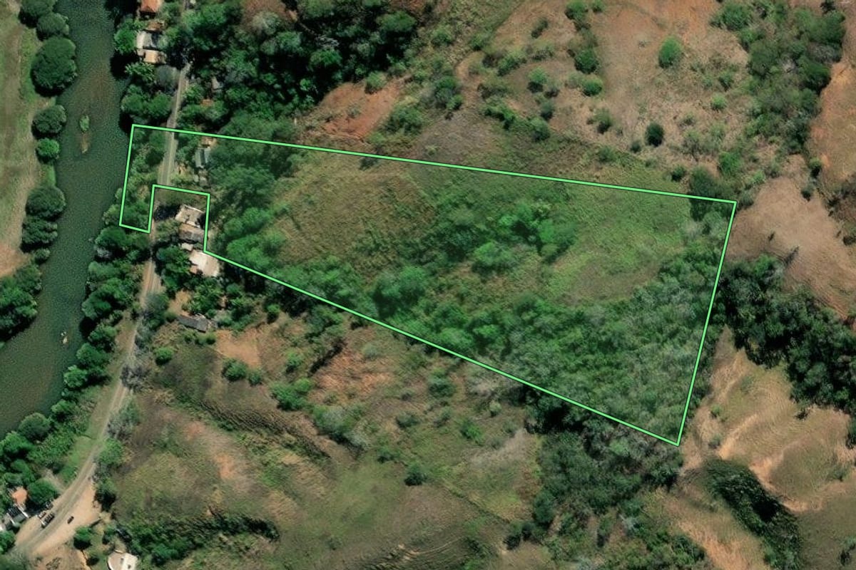 Imagem de satélite do imóvel rural em São Fidélis (RJ), com o contorno declarado no CAR desenhado por cima.