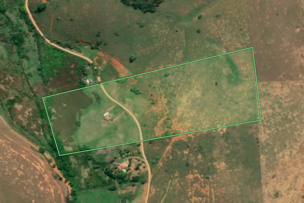 Imagem de satélite do imóvel rural em São Fidélis (RJ), com o contorno declarado no CAR desenhado por cima.