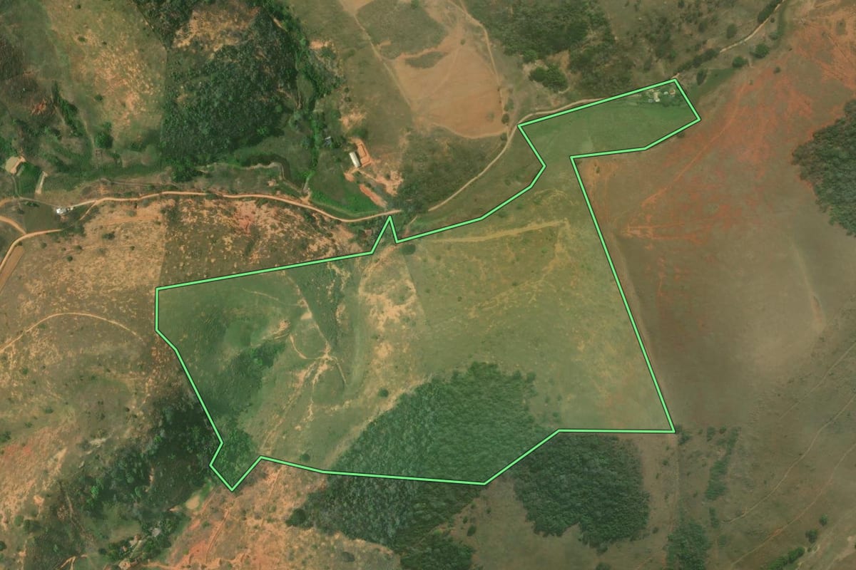 Imagem de satélite do imóvel rural em São Fidélis (RJ), com o contorno declarado no CAR desenhado por cima.