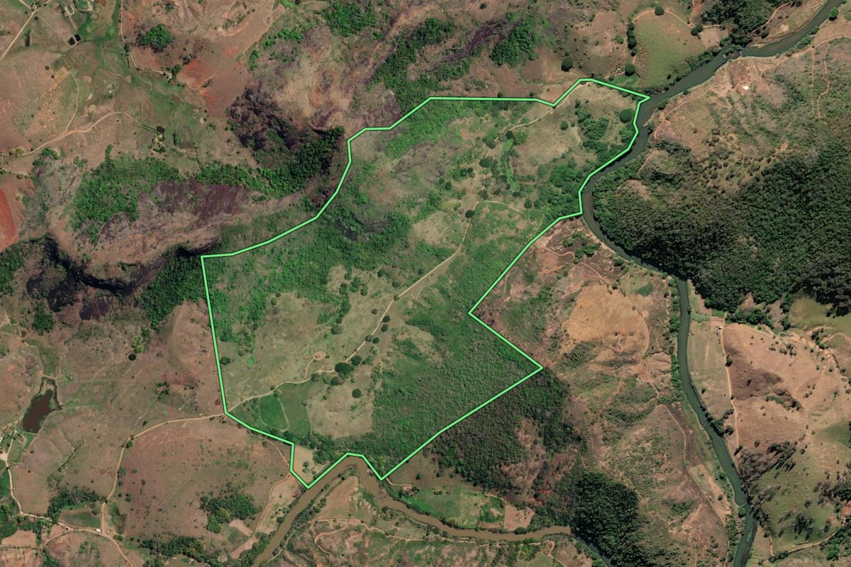 Imagem de satélite do imóvel rural em São Fidélis (RJ), com o contorno declarado no CAR desenhado por cima.