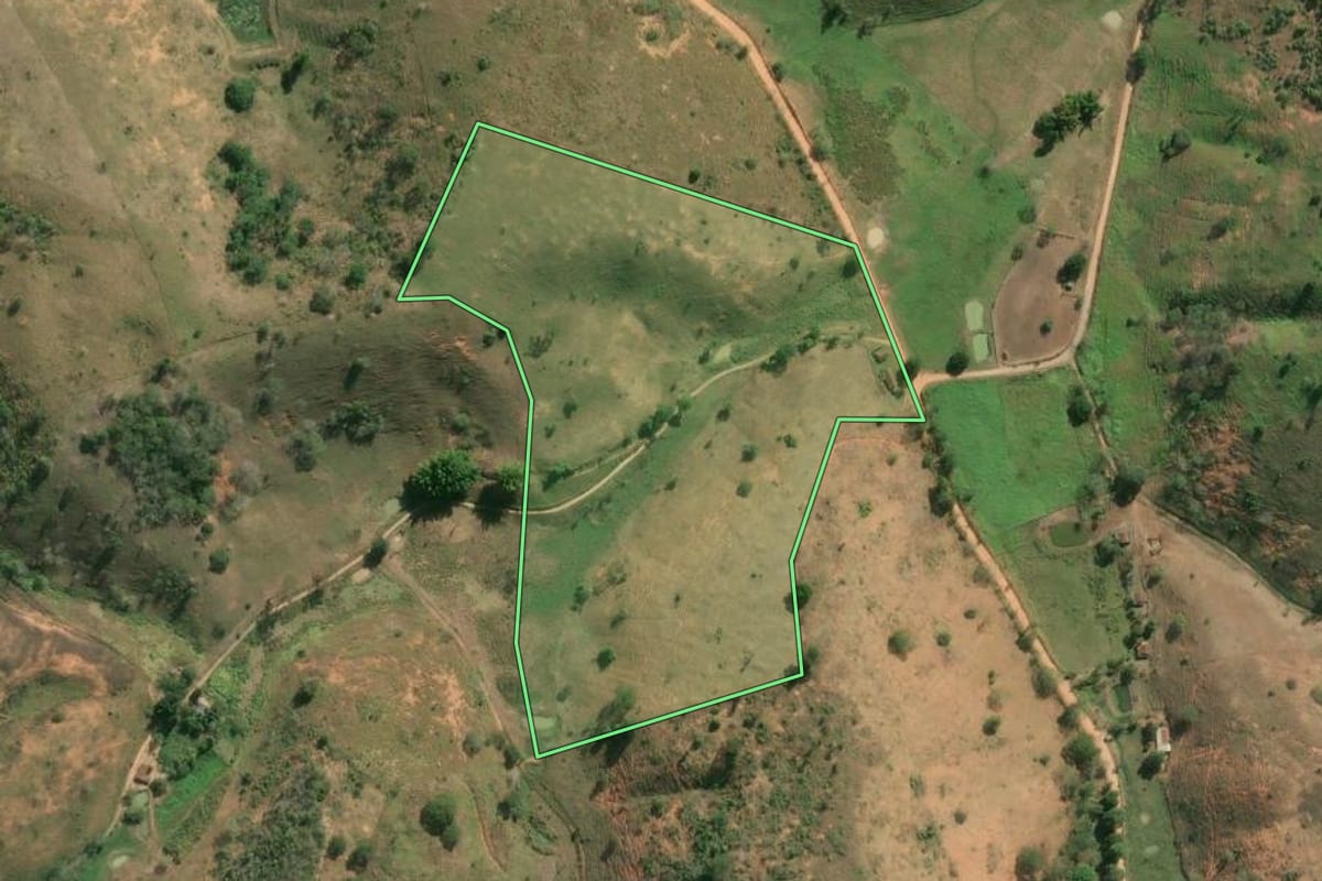 Imagem de satélite do imóvel rural em São Fidélis (RJ), com o contorno declarado no CAR desenhado por cima.