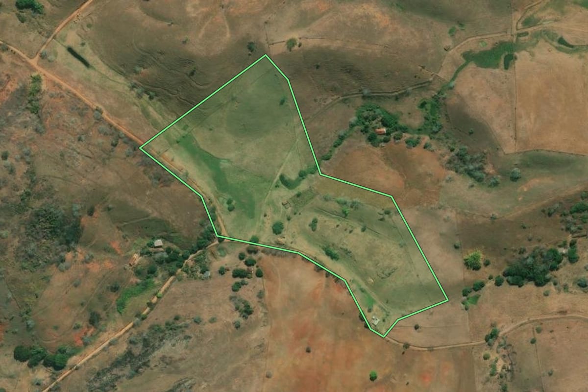 Imagem de satélite do imóvel rural em São Fidélis (RJ), com o contorno declarado no CAR desenhado por cima.