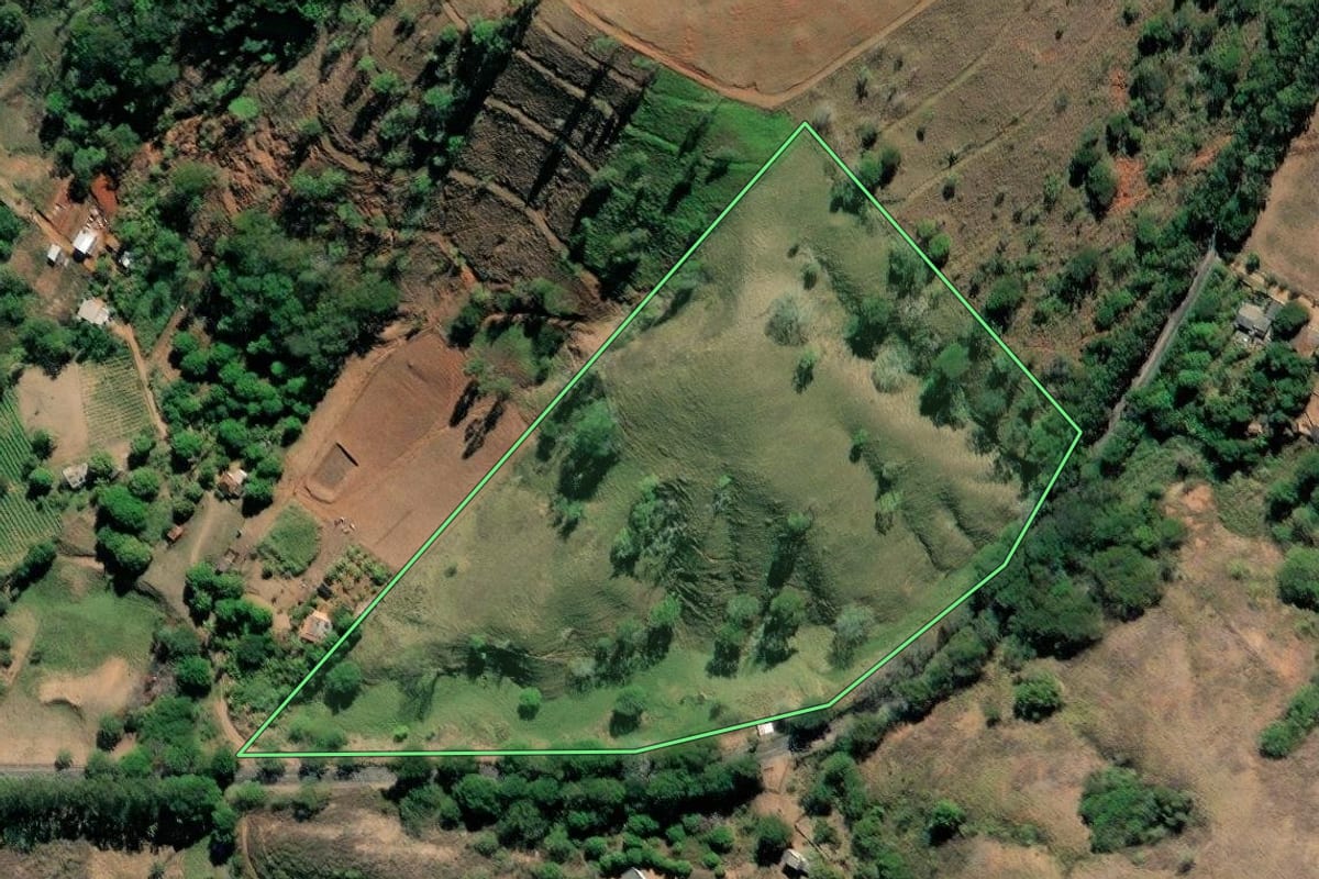 Imagem de satélite do imóvel rural em São Fidélis (RJ), com o contorno declarado no CAR desenhado por cima.