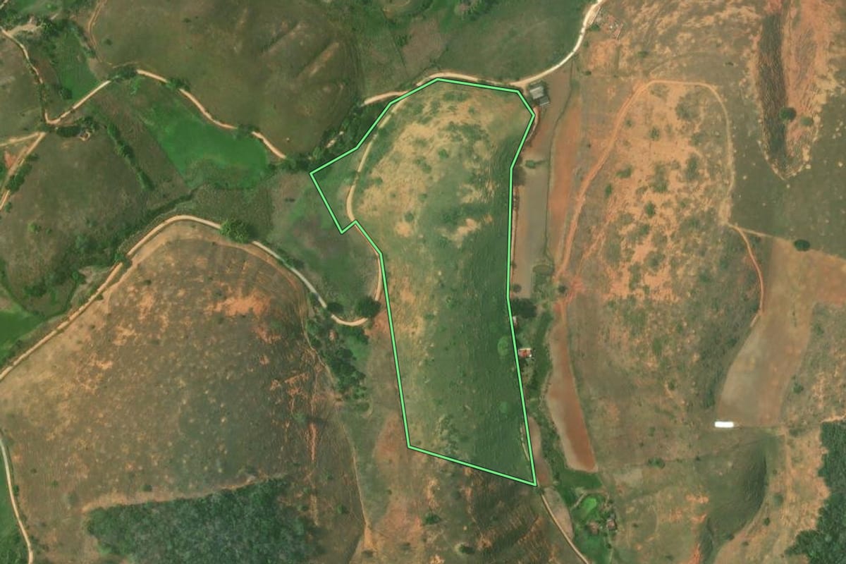 Imagem de satélite do imóvel rural em São Fidélis (RJ), com o contorno declarado no CAR desenhado por cima.