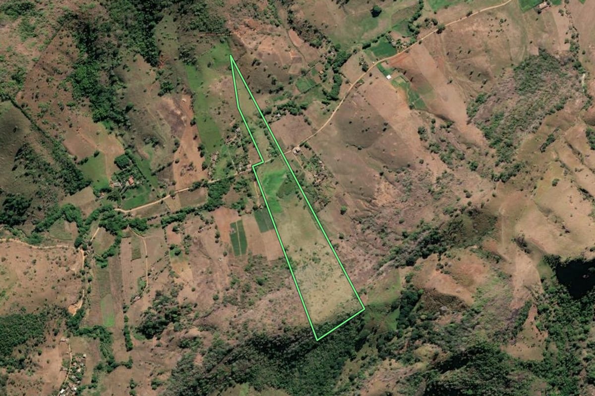 Imagem de satélite do imóvel rural em São Fidélis (RJ), com o contorno declarado no CAR desenhado por cima.