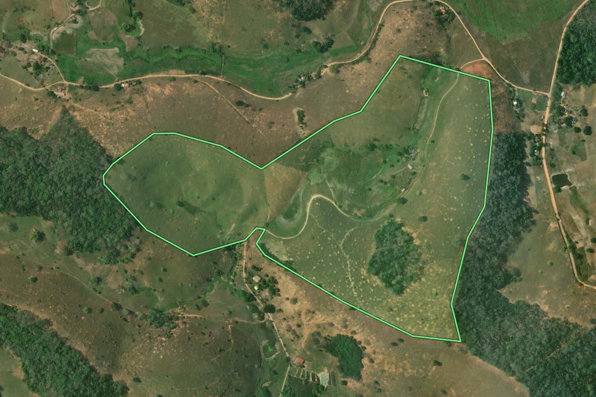 Imagem de satélite do imóvel rural em São Fidélis (RJ), com o contorno declarado no CAR desenhado por cima.