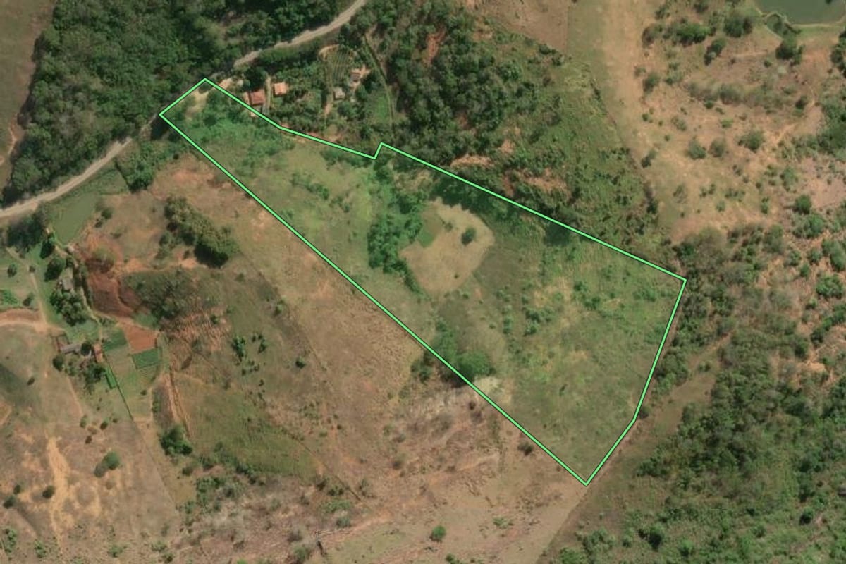 Imagem de satélite do imóvel rural em São Fidélis (RJ), com o contorno declarado no CAR desenhado por cima.