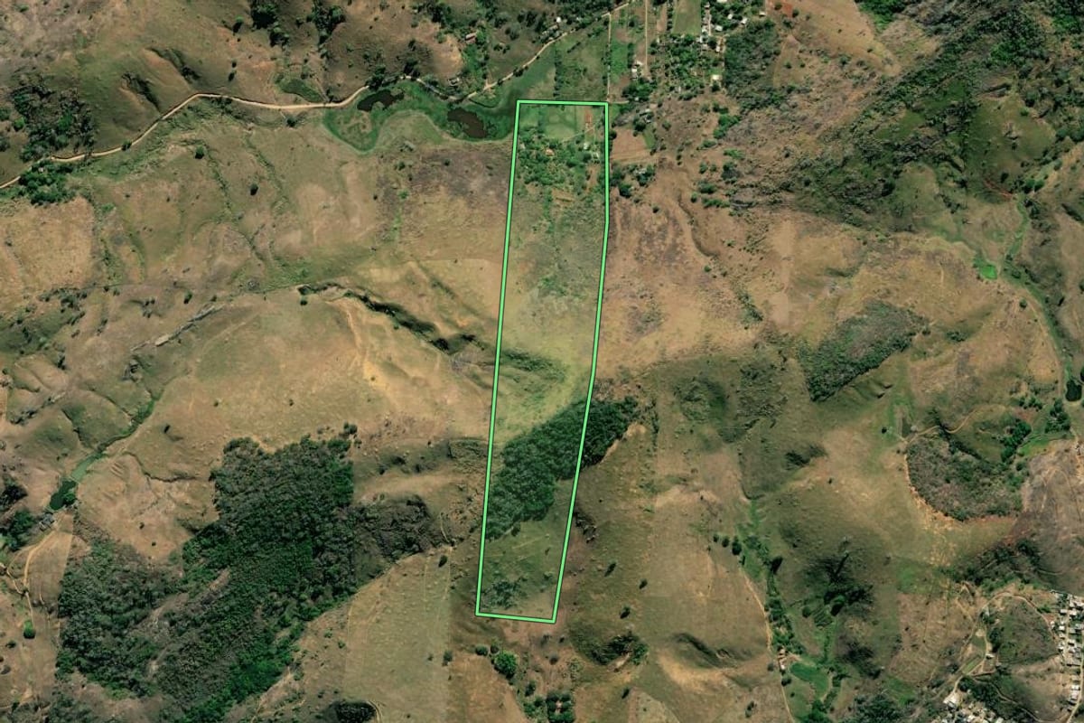 Imagem de satélite do imóvel rural em São Fidélis (RJ), com o contorno declarado no CAR desenhado por cima.