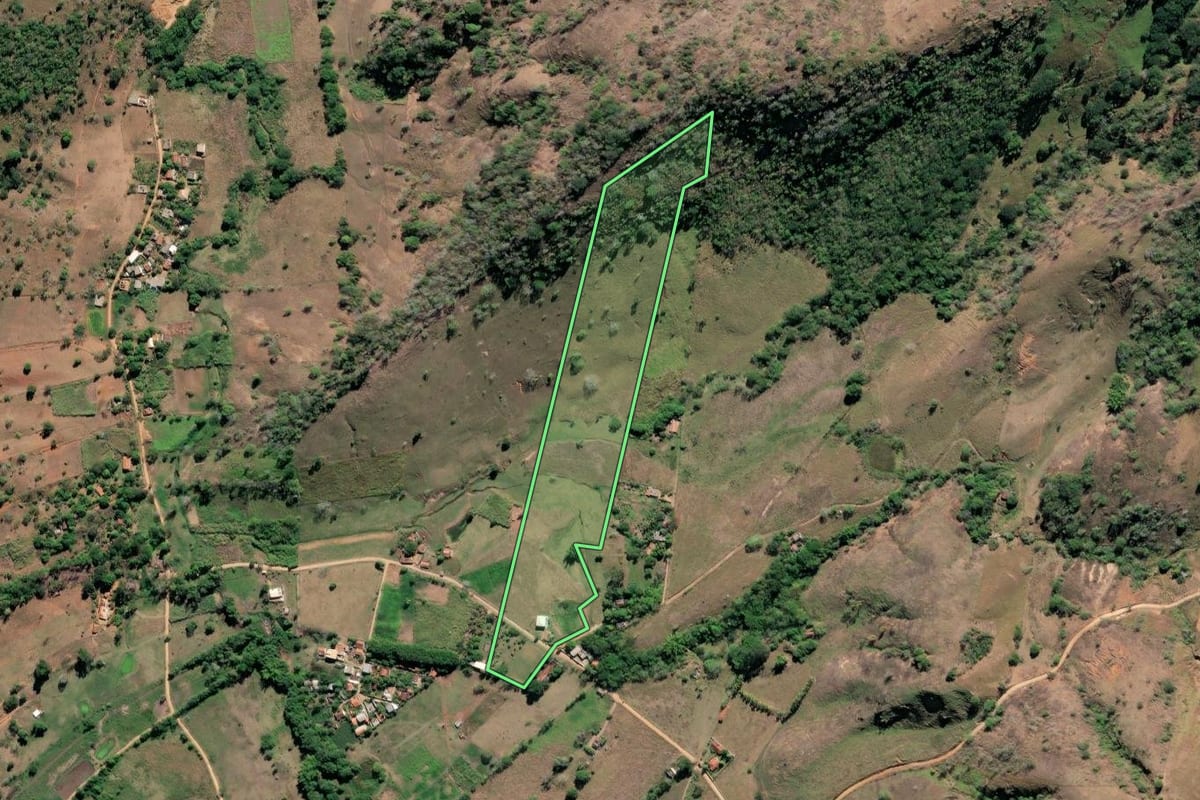 Imagem de satélite do imóvel rural em São Fidélis (RJ), com o contorno declarado no CAR desenhado por cima.