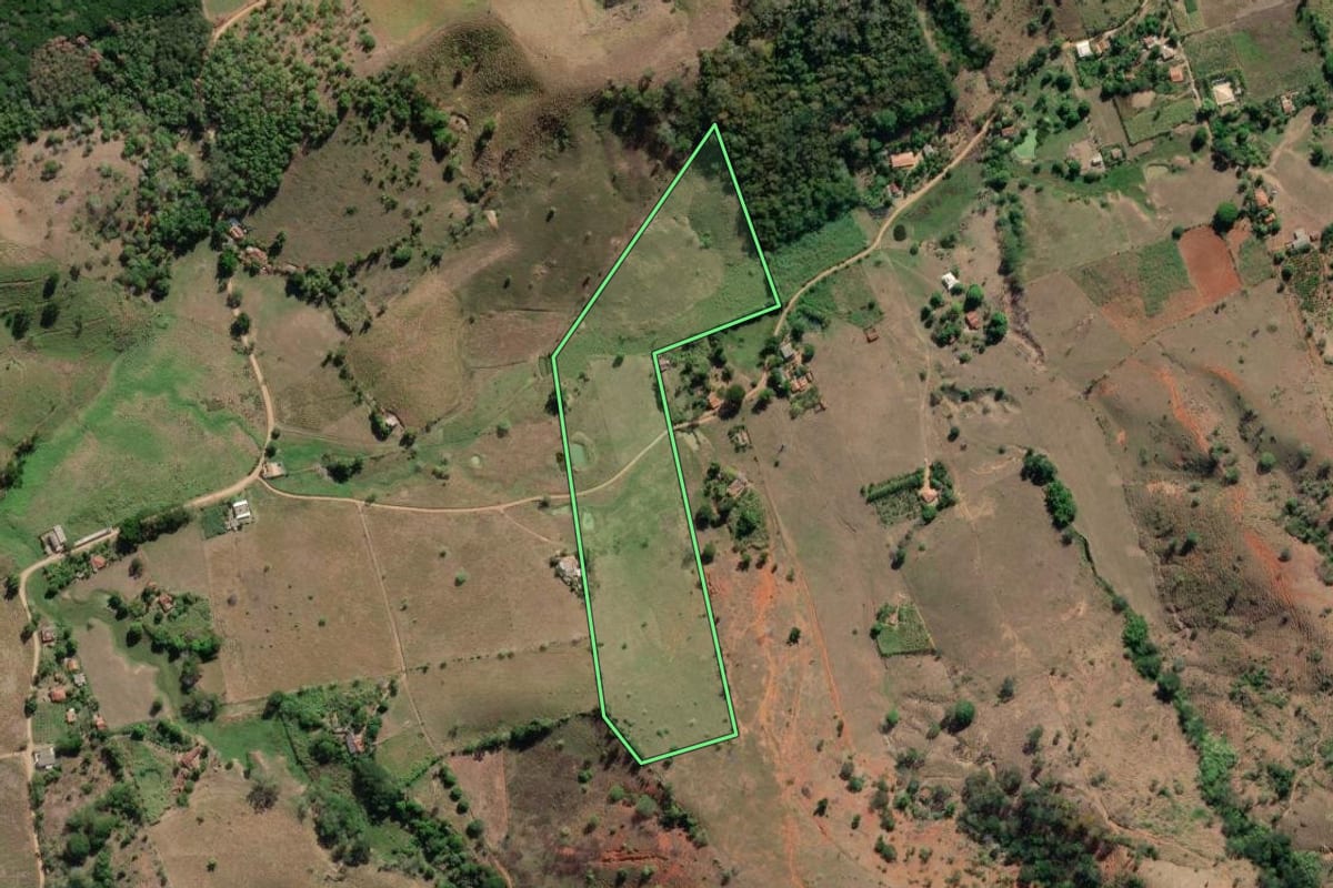 Imagem de satélite do imóvel rural em São Fidélis (RJ), com o contorno declarado no CAR desenhado por cima.