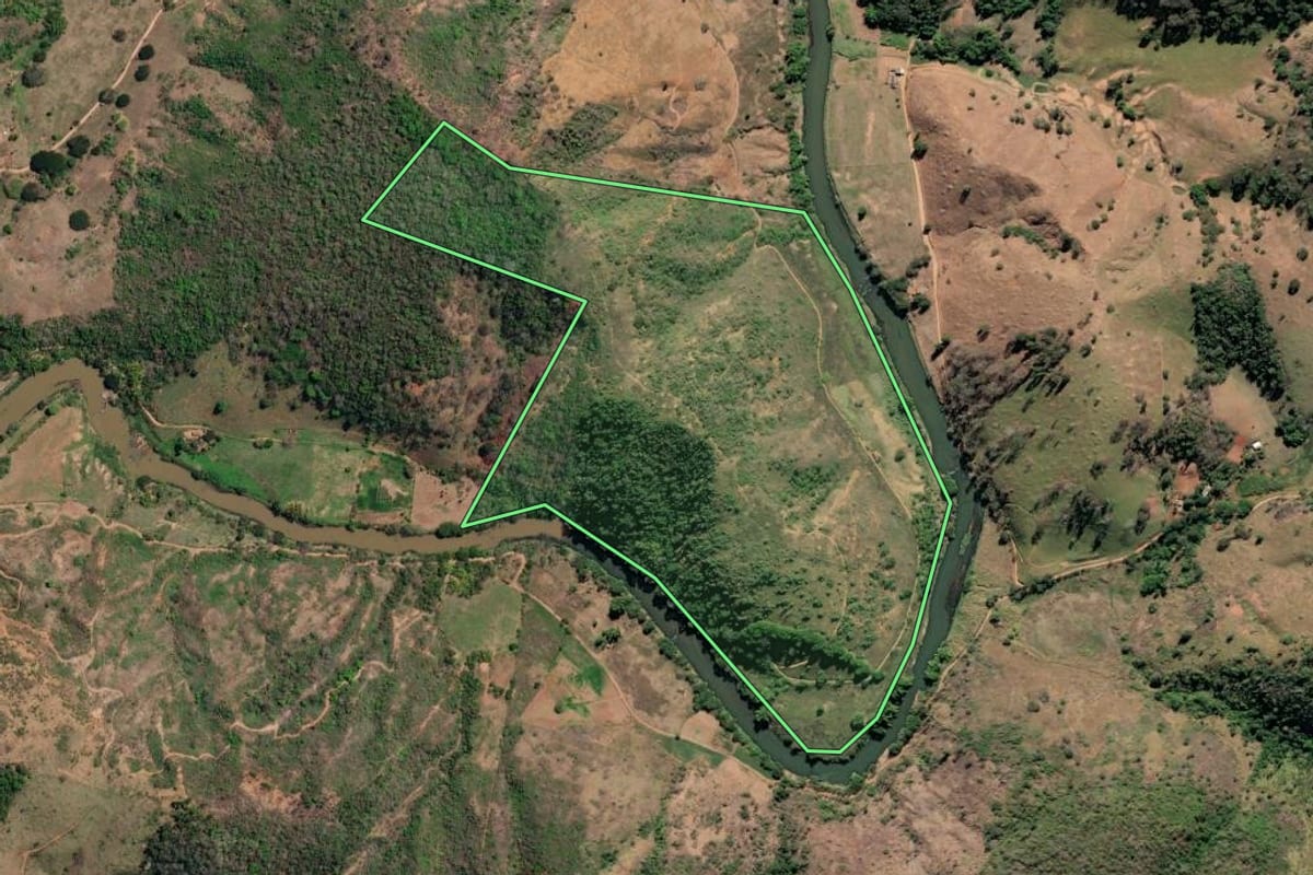 Imagem de satélite do imóvel rural em São Fidélis (RJ), com o contorno declarado no CAR desenhado por cima.