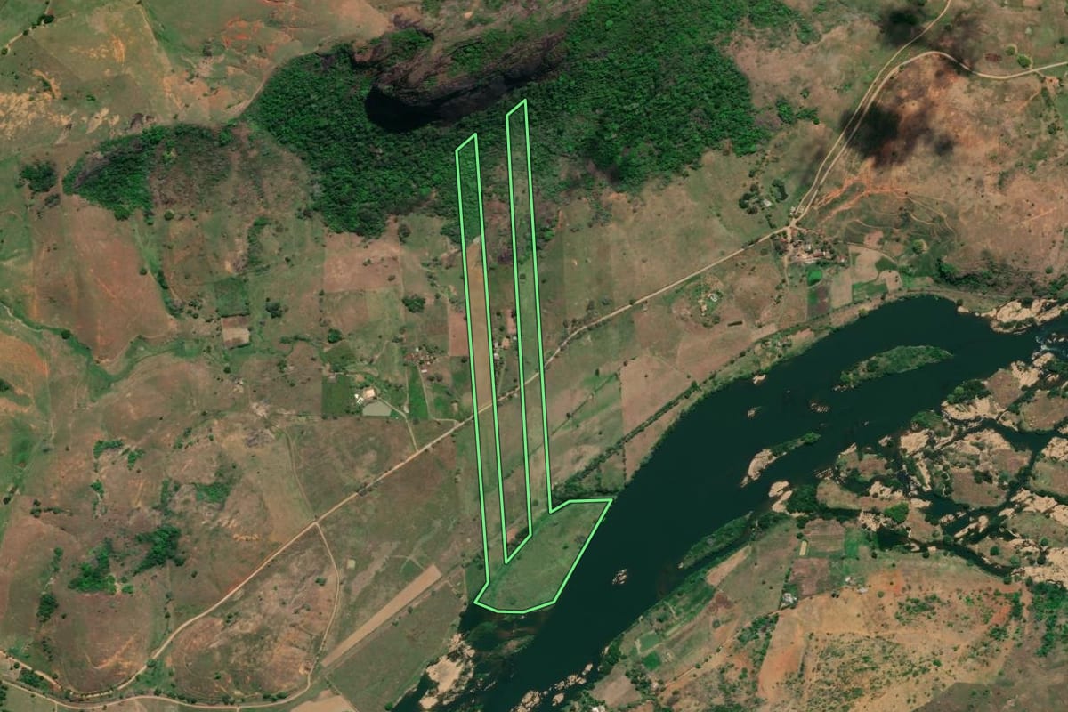 Imagem de satélite do imóvel rural em São Fidélis (RJ), com o contorno declarado no CAR desenhado por cima.