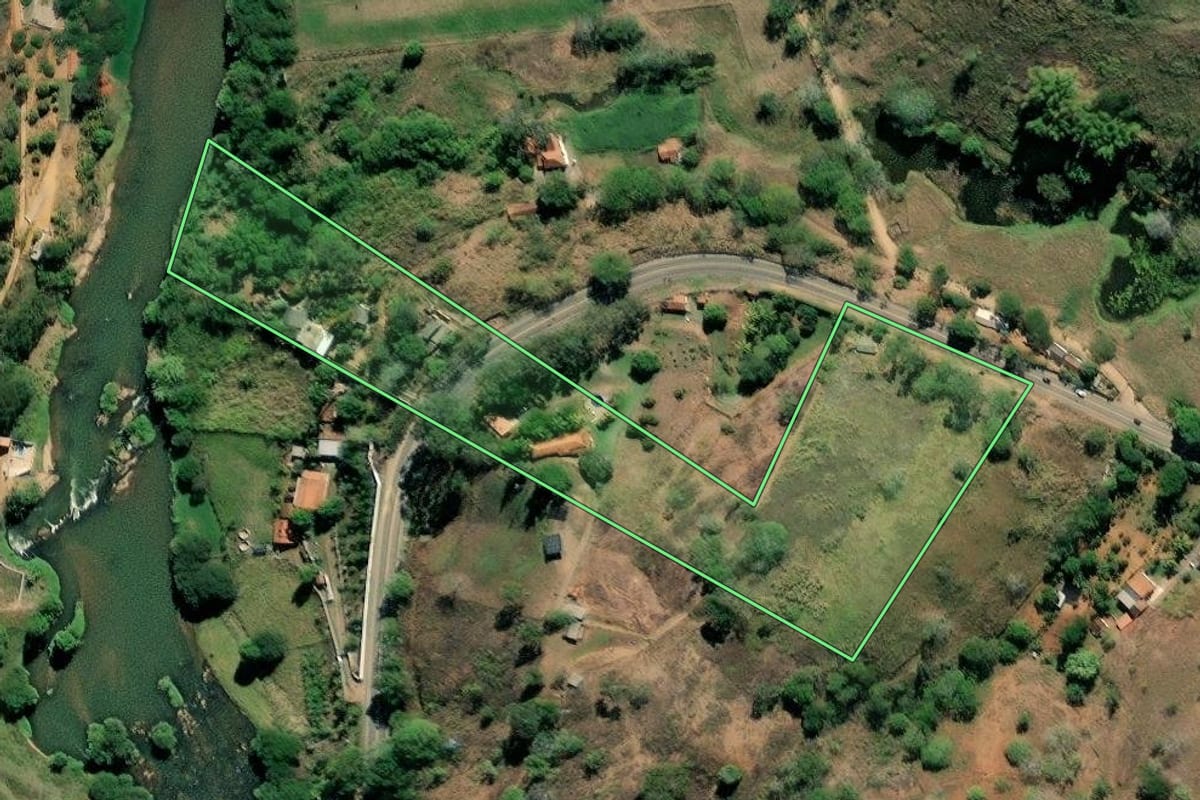 Imagem de satélite do imóvel rural em São Fidélis (RJ), com o contorno declarado no CAR desenhado por cima.