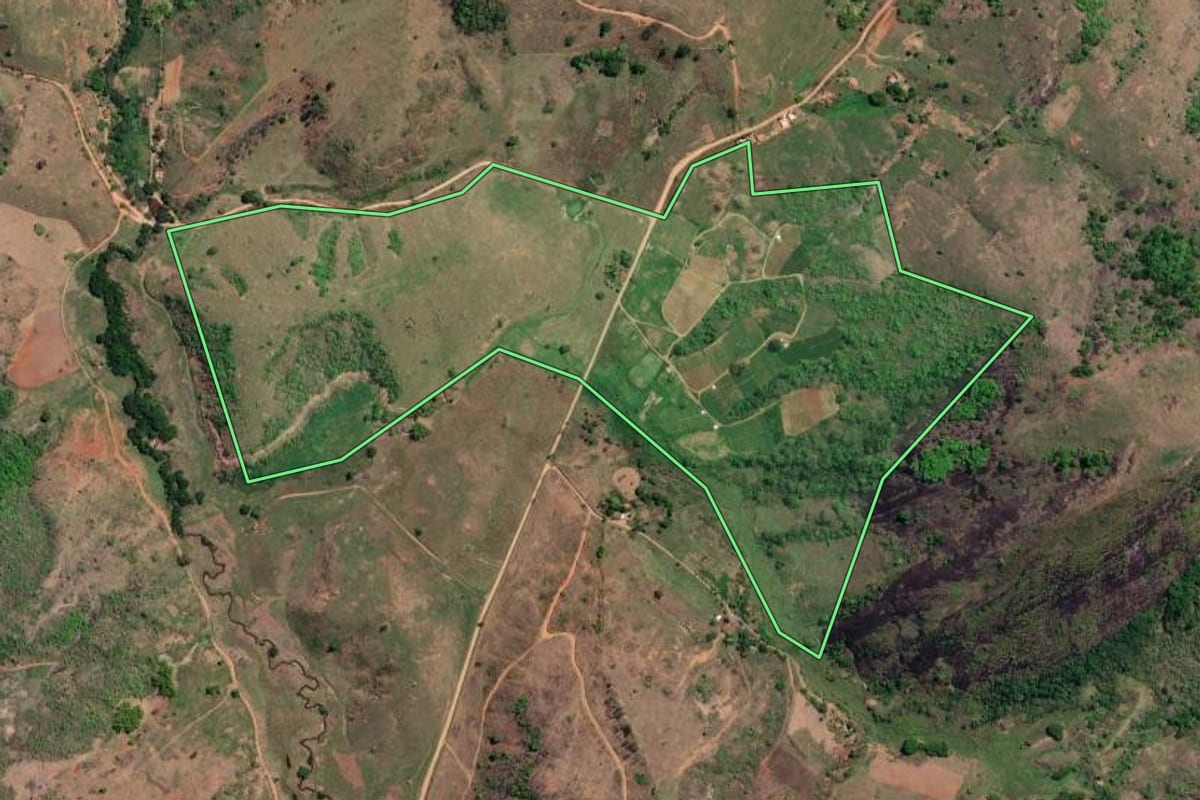 Imagem de satélite do imóvel rural em São Fidélis (RJ), com o contorno declarado no CAR desenhado por cima.