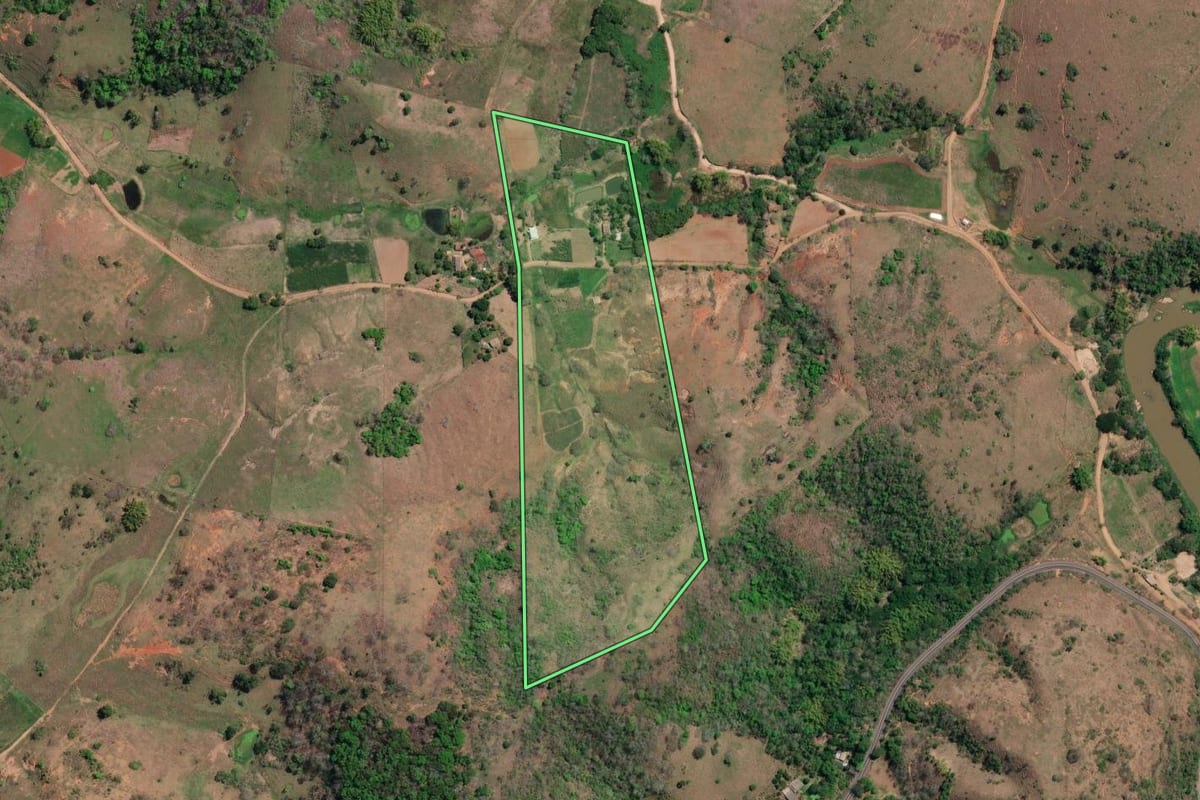 Imagem de satélite do imóvel rural em São Fidélis (RJ), com o contorno declarado no CAR desenhado por cima.