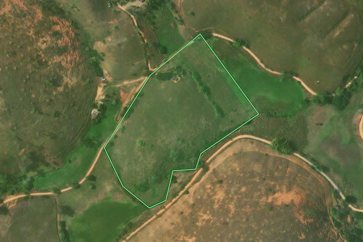 Imagem de satélite do imóvel rural em São Fidélis (RJ), com o contorno declarado no CAR desenhado por cima.