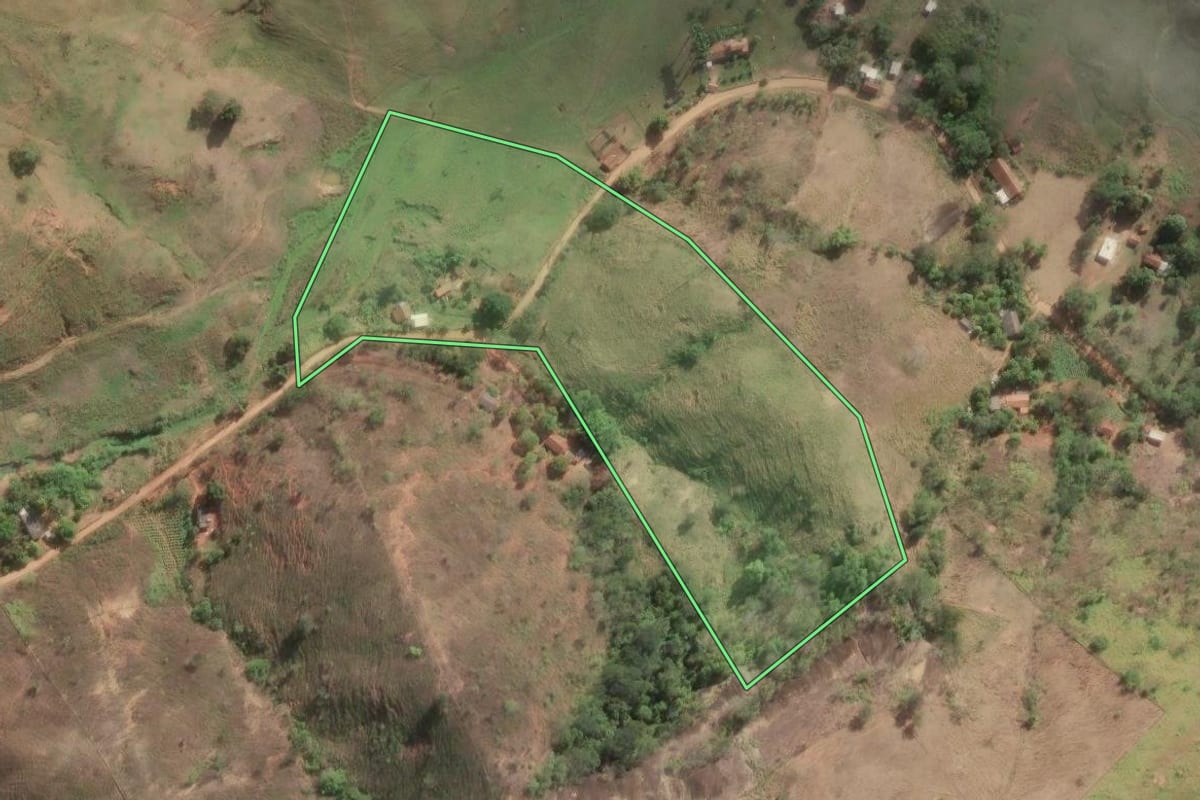 Imagem de satélite do imóvel rural em São Fidélis (RJ), com o contorno declarado no CAR desenhado por cima.