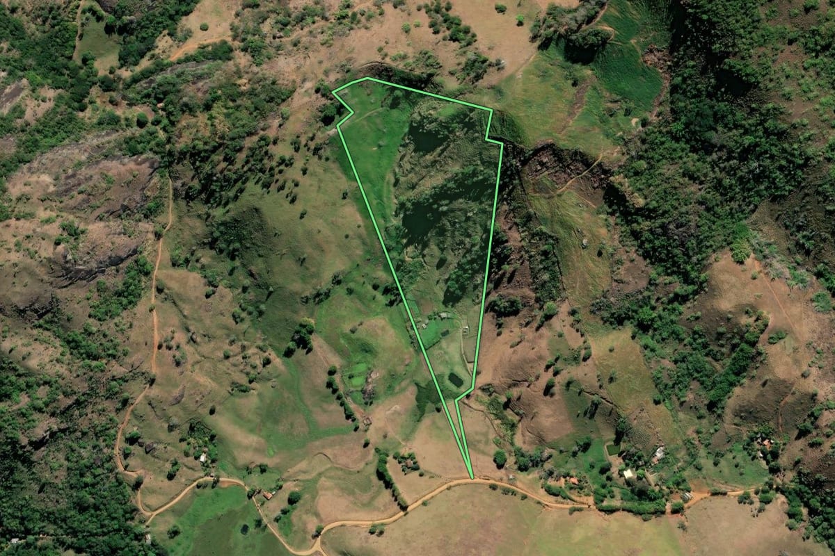 Imagem de satélite do imóvel rural em São Fidélis (RJ), com o contorno declarado no CAR desenhado por cima.